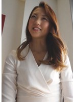 日焼け跡が眩しいスレンダー奥様！ 欲求不満解放でアソコは潮吹きビッチャビチャ！