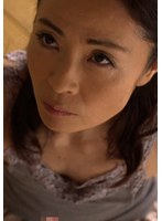 欲求不満を募らせ台所でオナニーに耽る母。オナニーで満足出来ずに倅の肉棒にしゃぶりつく淫乱発情母と禁断の情事！