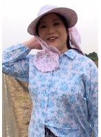 農作業帰りの田舎熟女をインタビューとナンパしてホテルにイン！チャンスがあれば刺激が欲しい熟女の痴態SEX！